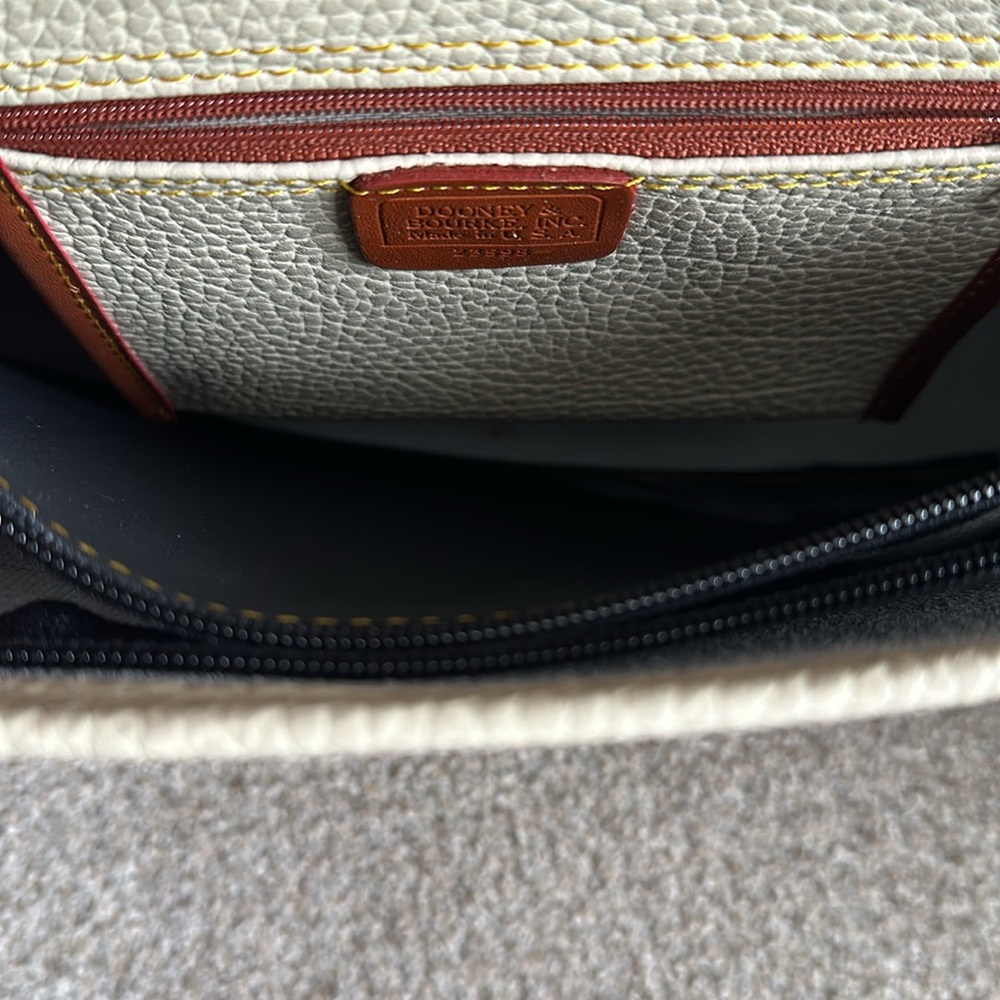 GENUINE VINTAGE DOONEY AND BOURKE CREAM COLORED MESSENGER BAG ENVELOPE STYLE - Picture 4 of 7